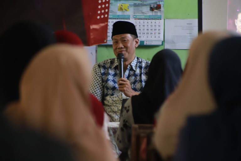 Didik Madani: PiES Strawberry Parenting: Mendidik Anak Tanpa Luka di Era Digital